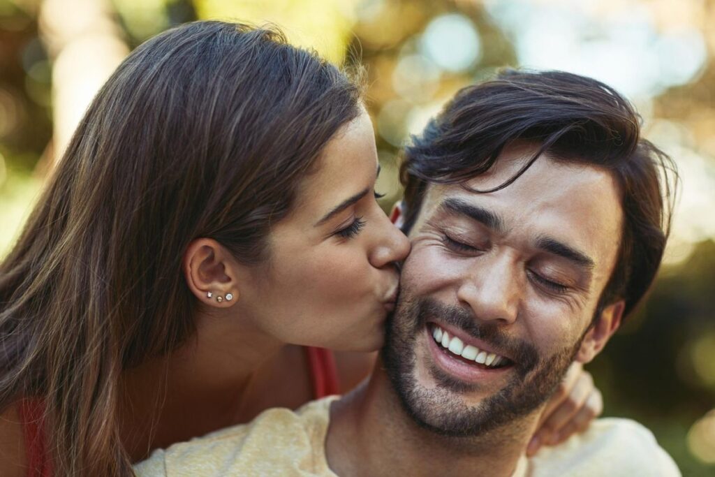 Baci, abbracci o mani in tasca? Come si saluta nel mondo (senza fare gaffe)